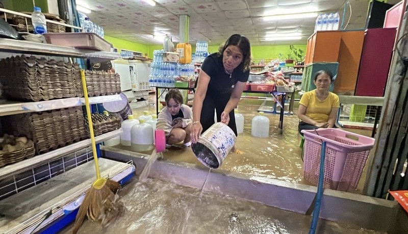 Floodwaters begin to ease in South after record rain