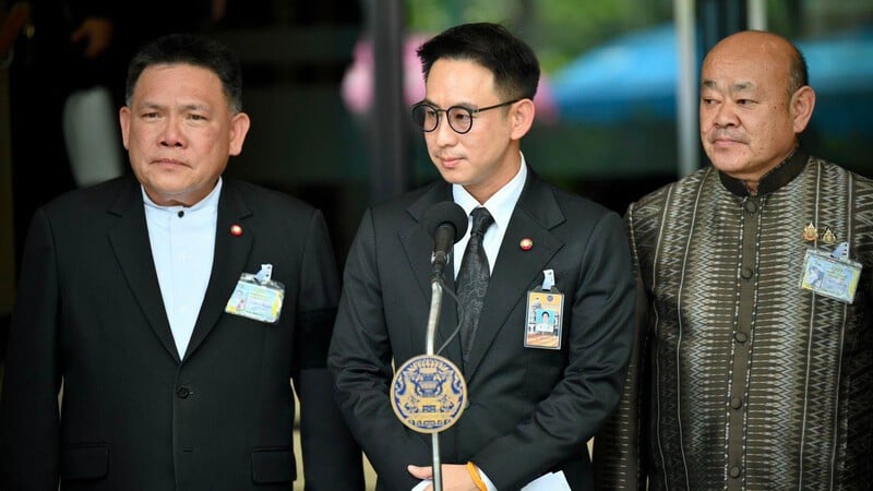 Deputy Interior Minister sets deadlines for Phuket beach demolitions