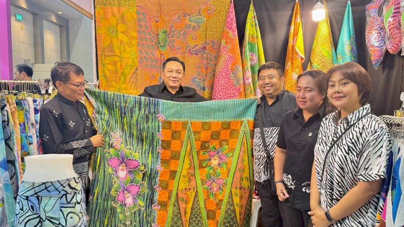 Former Phuket Governor Nirat joins OTOP Fair in Bangkok