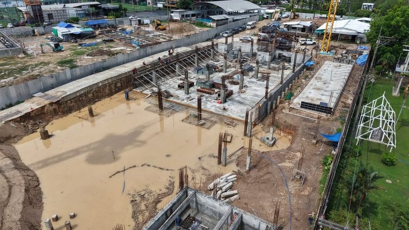Traffic warning as 100 cement trucks head to cancer centre site