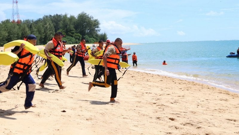 Phuket OrSor get water rescue training