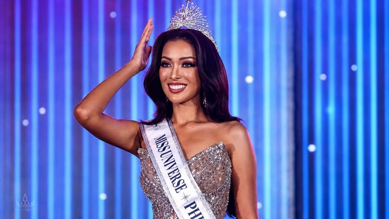 'Nam-Ing' crowned Miss Universe Phuket
