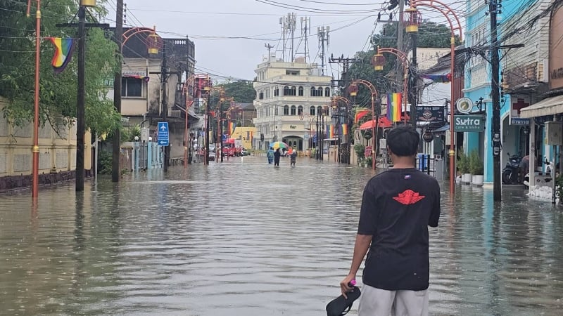 Heavy rain floods roads across Phuket, python caught in Old Town