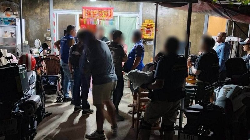 10 arrested in pre-dawn raid on gambling den